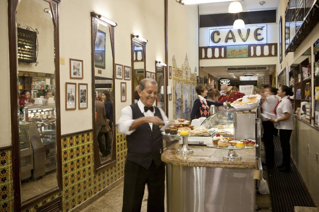 Interior da confeitaria Casa Cavé