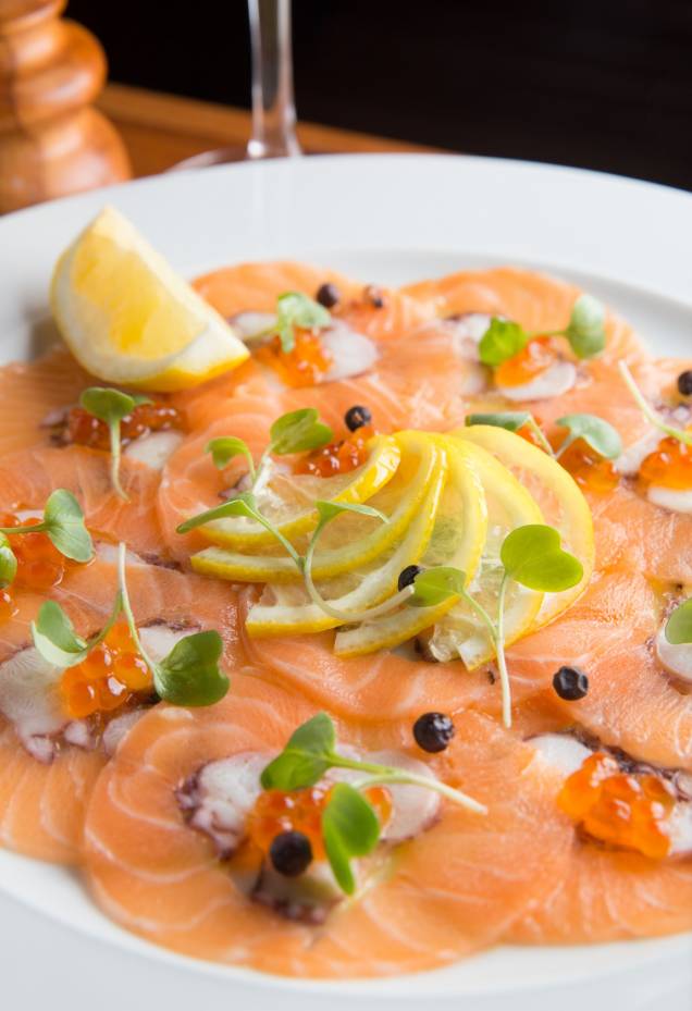 Carpaccio duetto: salmão e polvo Carpaccio duetto: salmão e polvo