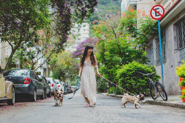A estilista Bárbara Oliveira, da Pyramid, com seus cachorros