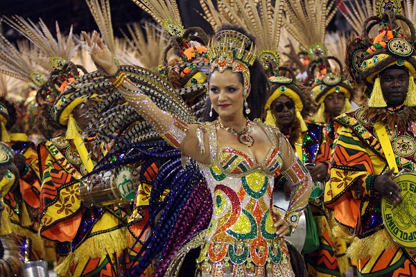 Não dá para imaginar um Carnaval sem ela. Desde 1981, primeira vez em que a musa pisou na avenida, pela Beija-Flor, não parou mais de sambar. A ex-modelo que ficou conhecida como pé-frio na Portela foi campeã na Imperatriz em 1995, logo depois que deixou<br>