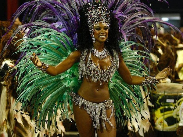 A atriz que já desfilava há cinco anos na Grande Rio foi eleita rainha de bateria em 2011, ano em que o barracão da escola na Cidade do Samba foi atingido por um grave incêndio. O acidente também prejudicou a Portela e a União da Ilha. Apesar da fatalidad<br> A atriz que já desfilava há cinco anos na Grande Rio foi eleita rainha de bateria em 2011, ano em que o barracão da escola na Cidade do Samba foi atingido por um grave incêndio. O acidente também prejudicou a Portela e a União da Ilha. Apesar da fatalidad<br>
