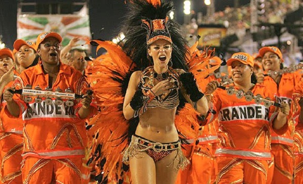Em 2009, a atriz puxou a bateria com a fantasia Aquarela de Debret, que custou cerca de 120 000 reais e precisou ser inclusive devolvida à escola para reaproveitamento no Carnaval seguinte. O adereço fazia alusão à beleza da arte francesa, como as pintura<br> Em 2009, a atriz puxou a bateria com a fantasia Aquarela de Debret, que custou cerca de 120 000 reais e precisou ser inclusive devolvida à escola para reaproveitamento no Carnaval seguinte. O adereço fazia alusão à beleza da arte francesa, como as pintura<br>