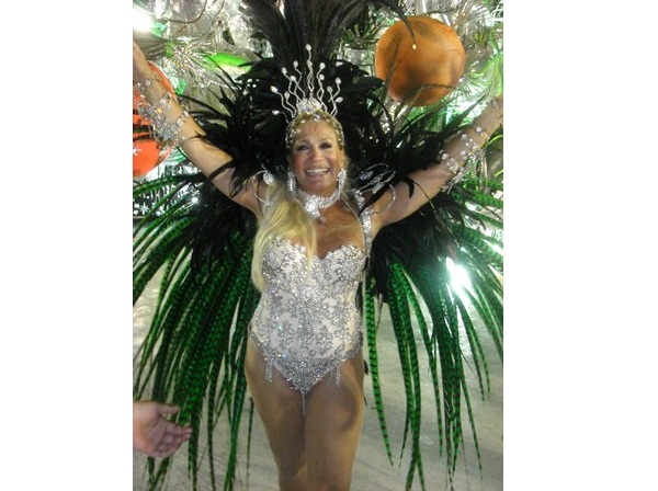 Frequentadora assídua dos desfiles da Grande Rio, a atriz já tinha sambado na comissão de frente e em várias alas da escola até se tornar rainha de bateria aos 62 anos, posto que ocupou em 2005 e em 2006. Nos dois anos, foi ovacionada pelos foliões, prova<br> Frequentadora assídua dos desfiles da Grande Rio, a atriz já tinha sambado na comissão de frente e em várias alas da escola até se tornar rainha de bateria aos 62 anos, posto que ocupou em 2005 e em 2006. Nos dois anos, foi ovacionada pelos foliões, prova<br>