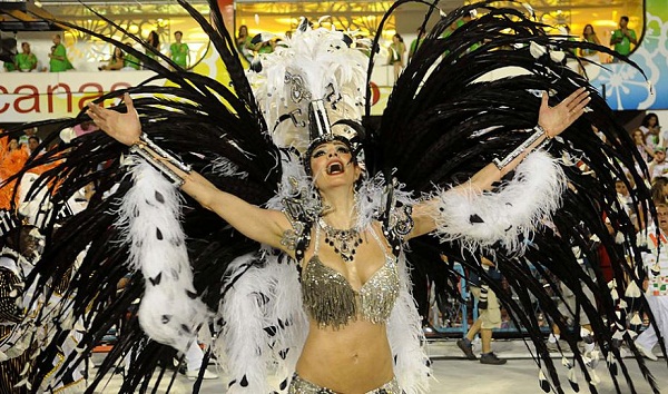 A apresentadora Luciana Gimenez ocupou a vaga de rainha de bateria da Grande Rio em 2002 e 2003. Depois disso, a estrela da Rede TV! carimbou a sua passagem pela batucada verde e branco da Imperatriz Leopoldinense. Em 2012, a morena desfilou novamente pel<br> A apresentadora Luciana Gimenez ocupou a vaga de rainha de bateria da Grande Rio em 2002 e 2003. Depois disso, a estrela da Rede TV! carimbou a sua passagem pela batucada verde e branco da Imperatriz Leopoldinense. Em 2012, a morena desfilou novamente pel<br>