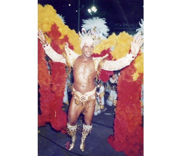 Bailarino, modelo, maquiador e produtor, José Reinaldo Farias foi o primeiro homem coroado rei de bateria. Depois de ter feito espetáculos por diversos lugares do mundo como Suíça, França, Itália e Estados Unidos, Zé Reinaldo veio à frente da bateria da G<br> Bailarino, modelo, maquiador e produtor, José Reinaldo Farias foi o primeiro homem coroado rei de bateria. Depois de ter feito espetáculos por diversos lugares do mundo como Suíça, França, Itália e Estados Unidos, Zé Reinaldo veio à frente da bateria da G<br>