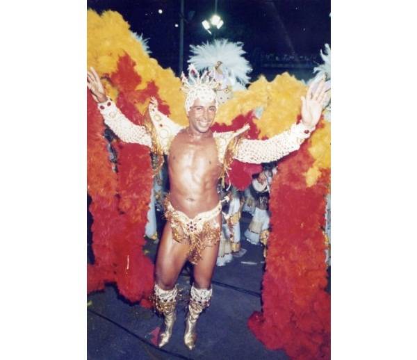 Bailarino, modelo, maquiador e produtor, Jos&eacute; Reinaldo Farias foi o primeiro homem coroado rei de bateria. Depois de ter feito espet&aacute;culos por diversos lugares do mundo como Su&iacute;&ccedil;a, Fran&ccedil;a, It&aacute;lia e Estados Unidos, Z&eacute; Reinaldo veio &agrave; frente da bateria da G<br>
