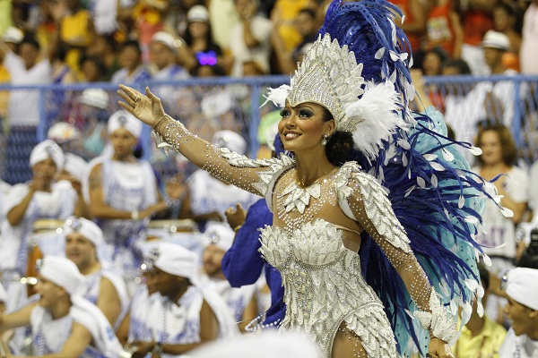 Em 2011, quando a escola perdeu parte do barracão num incêndio na Cidade do Samba, a atriz já coroada rainha de bateria e eleita a musa do verão em votação promovida por VEJA Rio participou da reconstituição das fantasias, passando parte do dia no galpão<br>