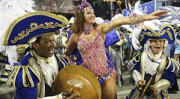 A rainha começou desfilando pela Portela aos 16 anos, como passista. Aos 44, em 2009, voltou a saudar o público na Sapucaí após um intervalo de três anos ausente. Famosa por desfilar com os seios à mostra na sua estreia como soberana na Caprichosos de Pil<br> A rainha começou desfilando pela Portela aos 16 anos, como passista. Aos 44, em 2009, voltou a saudar o público na Sapucaí após um intervalo de três anos ausente. Famosa por desfilar com os seios à mostra na sua estreia como soberana na Caprichosos de Pil<br>