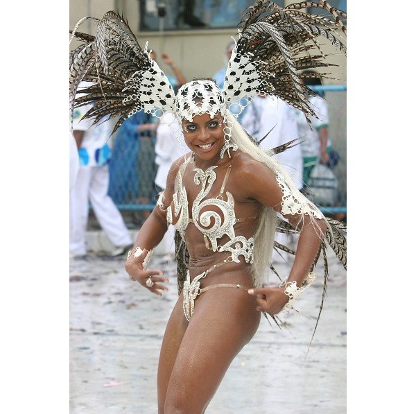Rainha de bateria de 2006 a 2008, Bombom estrelou na escola com lentes de contato azuis, evidenciando a mistura racial do país cantada no enredo daquele ano. Em 2007, quase matou do coração alguns integrantes da diretoria. Devido a problemas com a colocaç<br> Rainha de bateria de 2006 a 2008, Bombom estrelou na escola com lentes de contato azuis, evidenciando a mistura racial do país cantada no enredo daquele ano. Em 2007, quase matou do coração alguns integrantes da diretoria. Devido a problemas com a colocaç<br>