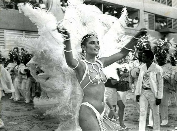 Não dá para imaginar um Carnaval sem ela. Desde 1981, primeira vez em que a musa pisou na avenida, pela Beija-Flor, não parou mais de sambar. Permaneceu por dez anos à frente da bateria da Portela, de 1984 a 1994, onde ficou conhecida como pé-frio. Mas fo<br> Não dá para imaginar um Carnaval sem ela. Desde 1981, primeira vez em que a musa pisou na avenida, pela Beija-Flor, não parou mais de sambar. Permaneceu por dez anos à frente da bateria da Portela, de 1984 a 1994, onde ficou conhecida como pé-frio. Mas fo<br>