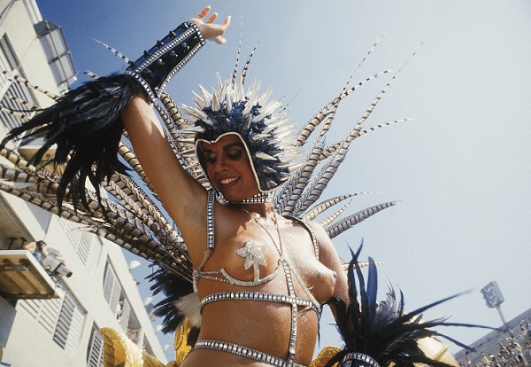 Apesar das controvérsias, é tida como a primeira rainha de bateria do Carnaval. Alguns consideram que a figura surgiu na década de 70, quando a mulata Adele Fátima puxou a bateria da Mocidade, fato inédito até então. Em 1984, a mesma escola de samba desfi<br>
