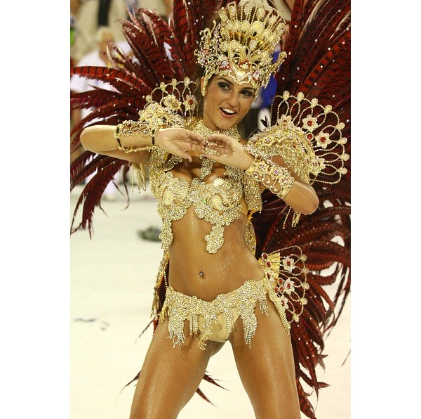 Há nove anos consecutivos no posto de rainha, a Garota da Ilha é uma das musas mais longevas nesta função em uma escola de samba. Ao contrário de outras coroadas, a empresária opta por fantasias mais comportadas, que mostram menos o corpo, o que fez com q<br>