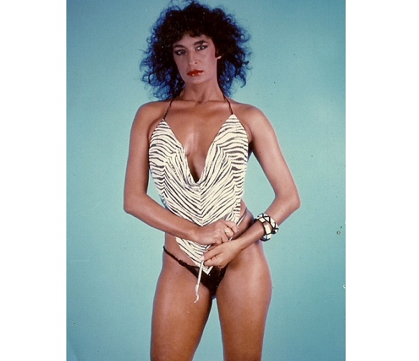 Símbolo sexual dos anos 80 o lado de Monique Evans e Luiza Brunet, a atriz e modelo ficou famosa após ganhar 40 000 dólares de indenização pelo uso indevido da imagem de seu bumbum por uma agência de publicidade. Em 1989, roubou a cena ao ser a primeira m<br>