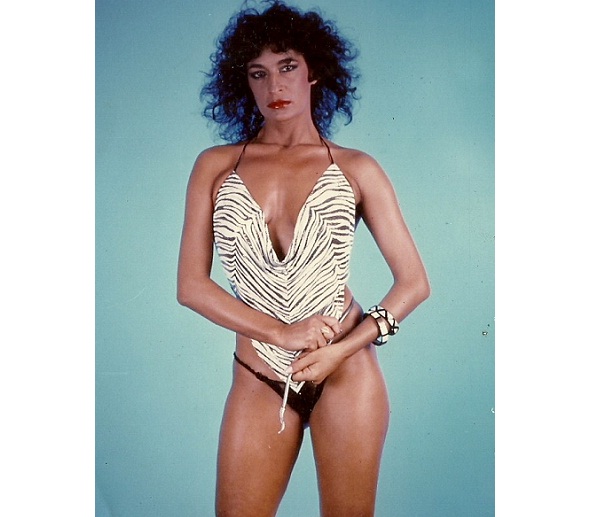 Símbolo sexual dos anos 80 o lado de Monique Evans e Luiza Brunet, a atriz e modelo ficou famosa após ganhar 40 000 dólares de indenização pelo uso indevido da imagem de seu bumbum por uma agência de publicidade. Em 1989, roubou a cena ao ser a primeira m<br> Símbolo sexual dos anos 80 o lado de Monique Evans e Luiza Brunet, a atriz e modelo ficou famosa após ganhar 40 000 dólares de indenização pelo uso indevido da imagem de seu bumbum por uma agência de publicidade. Em 1989, roubou a cena ao ser a primeira m<br>