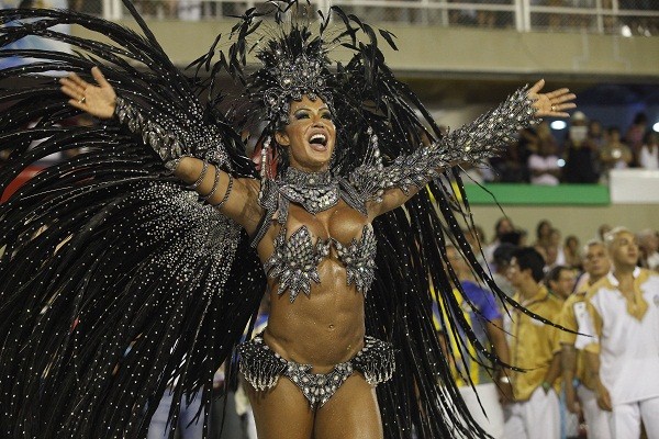 Após despontar como rainha de bateria no Salgueiro, a mulher do cantor Belo foi coroada em 2012 pela Unidos da Tijuca, ano em que a escola foi campeã. Detalhe: no mesmo ano, a escola de cores vermelho e branca, que teve Viviane Araújo (ex de Belo) no coma<br> Após despontar como rainha de bateria no Salgueiro, a mulher do cantor Belo foi coroada em 2012 pela Unidos da Tijuca, ano em que a escola foi campeã. Detalhe: no mesmo ano, a escola de cores vermelho e branca, que teve Viviane Araújo (ex de Belo) no coma<br>
