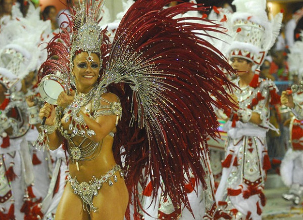 No desfile de 2009, completando um ano há frente da bateria, a rainha se integrou totalmente aos ritmistas e atravessou a pista tocando tamborim, para delírio da plateia. No mesmo ano, estampou as páginas da revista Sexy e lançou um DVD em que aparece, en<br>