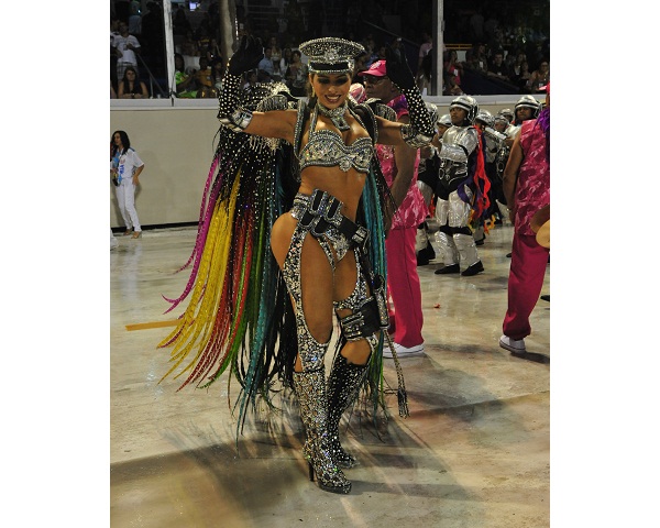 Formada em Direito e inspetora da policia civil na Delegacia de Homicídios em Niterói, Isabella desfilou com fantasia de policial à frente da bateria, em 2011. A escola homenageou a banda Mamonas Assassinas. Isabella não foi impedida de desfilar pela corp<br>