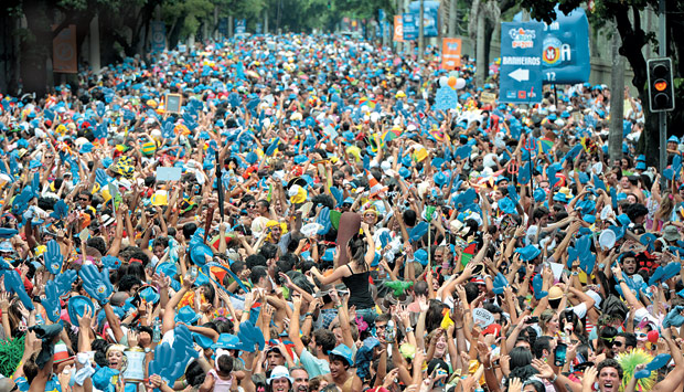 Foliões ocupam a Zona Sul: o maior Carnaval de rua do mundo