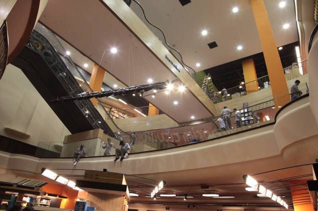 Nos quatro andares da livraria há nove ambientes, com espaço infantil, gourmet e uma sala de teatro com 186 lugares, localizado no subsolo do prédio.<br>