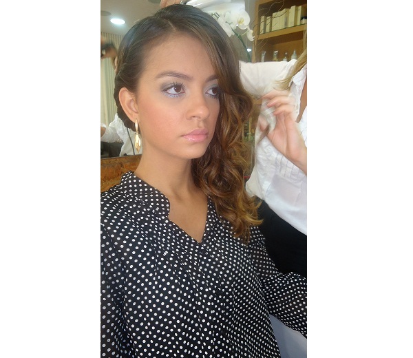 Divida a parte que ficou solta em algumas mechas e faça cachos com o babyliss ou com um difusor. Dica: caso escolha o difusor, coloque o cabelo no aparelho, mas com as pontas um pouco para fora. Mantenha a mão imóvel até os fios secarem. Se escolher o ba<br> Divida a parte que ficou solta em algumas mechas e faça cachos com o babyliss ou com um difusor. Dica: caso escolha o difusor, coloque o cabelo no aparelho, mas com as pontas um pouco para fora. Mantenha a mão imóvel até os fios secarem. Se escolher o ba<br>