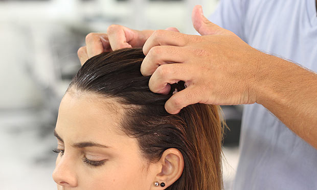 Penteie o cabelo todo para trás usando um pente fino e passe gel na parte da frente. Use uma boa quantidade de produto para criar o efeito molhado. Dica: espalhe com as pontas dos dedos, de frente para trás. Isso fará com que o produto seja mais bem absor<br> Penteie o cabelo todo para trás usando um pente fino e passe gel na parte da frente. Use uma boa quantidade de produto para criar o efeito molhado. Dica: espalhe com as pontas dos dedos, de frente para trás. Isso fará com que o produto seja mais bem absor<br>