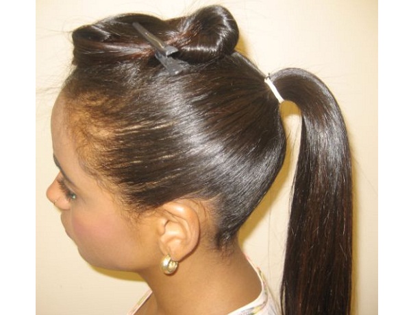 Faça um rabo de cavalo na altura da orelha, puxando bem o cabelo para trás.<br> Faça um rabo de cavalo na altura da orelha, puxando bem o cabelo para trás.<br>