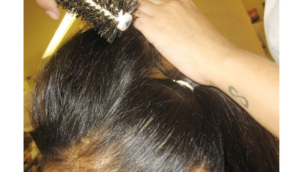 Com uma escova de cerdas naturais, penteie suavemente para trás as mechas eriçadas, tomando cuidado para não baixar demais o topete. Nessa hora você deve controlar a altura do topete.<br> Com uma escova de cerdas naturais, penteie suavemente para trás as mechas eriçadas, tomando cuidado para não baixar demais o topete. Nessa hora você deve controlar a altura do topete.<br>