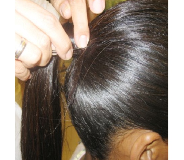Prenda as duas mechas com grampos para fixar.<br> Prenda as duas mechas com grampos para fixar.<br>