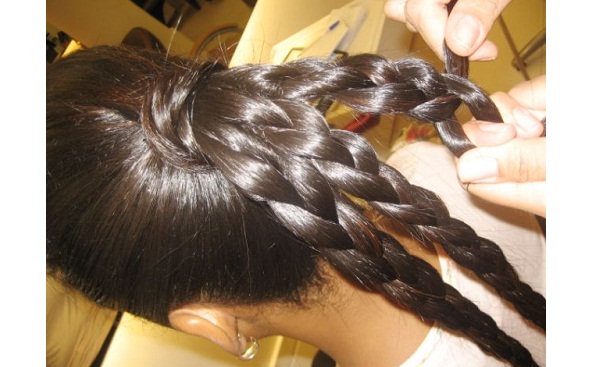 Divida o rabo de cavalo em três mechas e faça uma trança em cada uma.<br> Divida o rabo de cavalo em três mechas e faça uma trança em cada uma.<br>