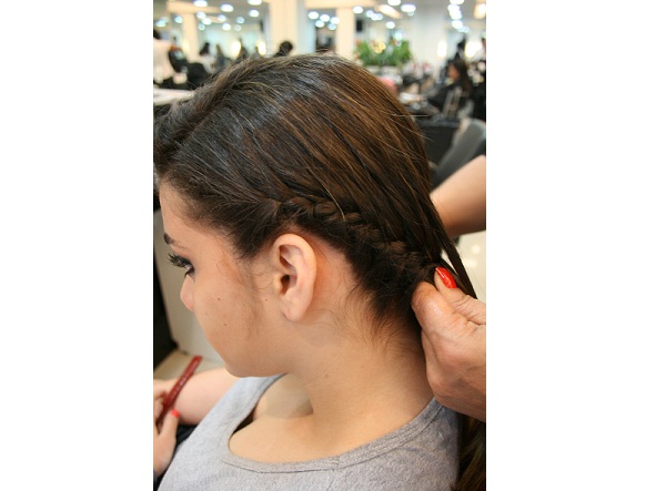 Divida o cabelo para o lado de sua preferência. Comece a trançar, de forma embutida, do lado em que a mecha ficou mais fina. Quando o comprimento da trança começar a se aproximar da nuca, deixe-a mais folgada para permitir a passagem do resto.<br> Divida o cabelo para o lado de sua preferência. Comece a trançar, de forma embutida, do lado em que a mecha ficou mais fina. Quando o comprimento da trança começar a se aproximar da nuca, deixe-a mais folgada para permitir a passagem do resto.<br>