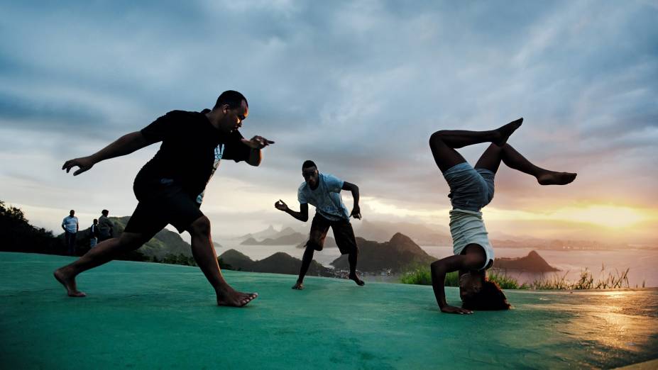 Roda de capoeira com o Rio ao fundo<br>