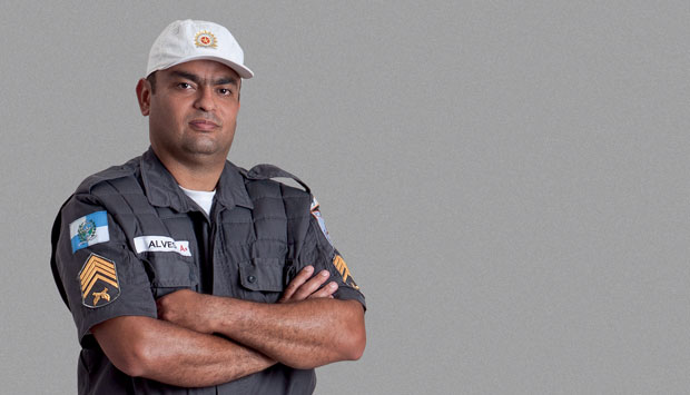 Com coragem e perícia para eliminar o maníaco que acabara de assassinar doze crianças numa escola, o policial Marcio Alves evitou que o massacre de Realengo se tornasse uma tragédia ainda maior.<br> Com coragem e perícia para eliminar o maníaco que acabara de assassinar doze crianças numa escola, o policial Marcio Alves evitou que o massacre de Realengo se tornasse uma tragédia ainda maior.<br>