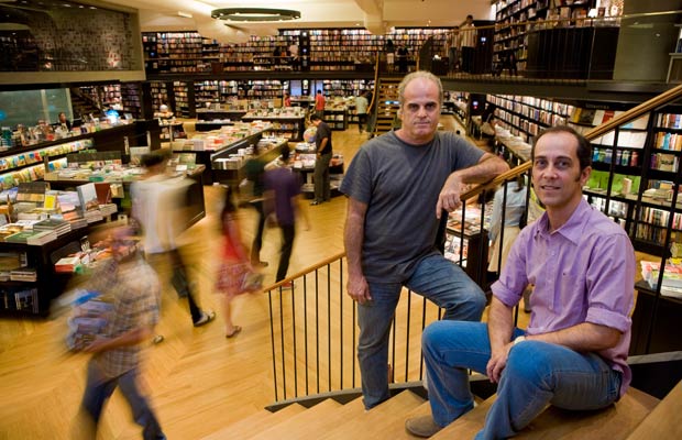 A dupla Rui Campos e Roberto Guedes criou uma rede de livrarias que se tornaram ponto de encontro dos amantes da boa leitura no Rio. Dezesseis anos depois, com a abertura da sexta filial da Livraria da Travessa, frequentá-las se transformou em um programa<br> A dupla Rui Campos e Roberto Guedes criou uma rede de livrarias que se tornaram ponto de encontro dos amantes da boa leitura no Rio. Dezesseis anos depois, com a abertura da sexta filial da Livraria da Travessa, frequentá-las se transformou em um programa<br>