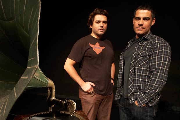 A dupla Charles Möeller e Claudio Botelho fechou o ano com três musicais em cartaz, simultaneamente, e já se preparava para concretizar suas versões de outros quatro espetáculos da Broadway para 2009. Por suas bem-sucedidas superproduções, eles foram o de<br> A dupla Charles Möeller e Claudio Botelho fechou o ano com três musicais em cartaz, simultaneamente, e já se preparava para concretizar suas versões de outros quatro espetáculos da Broadway para 2009. Por suas bem-sucedidas superproduções, eles foram o de<br>