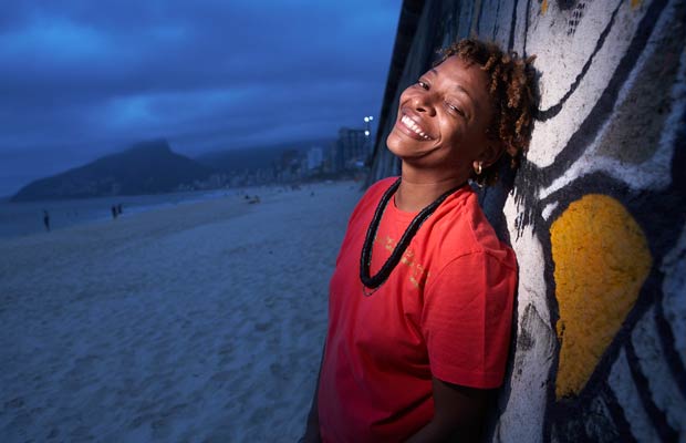 A cantora e compositora nascida em Vila Isabel se livrou da sombra do pai, o sambista, Martinho da Vila, e criou sua própria carreira. Com seu sétimo disco solo, Madrugada, Mart?nália lotou o Vivo Rio com quase 2 000 fãs e cumpriu em 2008 sua maior agend<br>