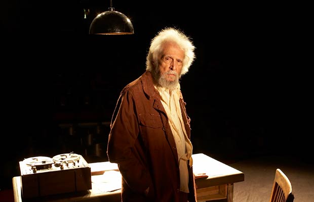 Aos 85 anos, Sérgio Britto fascinou público e crítica com A Última Gravação de Krapp/ Ato sem Palavras 1, que reúne duas peças curtas de Samuel Beckett. O ator, falecido em dezembro de 2011, foi o homenageado do ano por VEJA RIO.<br> Aos 85 anos, Sérgio Britto fascinou público e crítica com A Última Gravação de Krapp/ Ato sem Palavras 1, que reúne duas peças curtas de Samuel Beckett. O ator, falecido em dezembro de 2011, foi o homenageado do ano por VEJA RIO.<br>