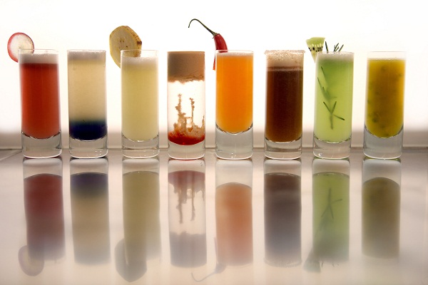 O bar oferece shots frutados individualmente (R$ 18,00) ou em uma charmosa caixinha de acrílico com quatro (R$ 56,00) ou oito drinques (R$ 108,00). Da esquerda para a direita: grape martini (vodca, vinho, uvas maceradas e sour mix); dark pineapple (vodca,<br>