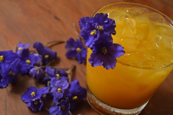 O drinque de autoria do mixólogo Gustavo Stemler é feito com licor de violeta, suco natural de manga, rum branco sabor coco, sour mix (mistura de limão e laranja) e rum carta prata. Para decorar e aromatizar, violetas comestíveis (R$ 22,00). Belmonte. Rua<br>