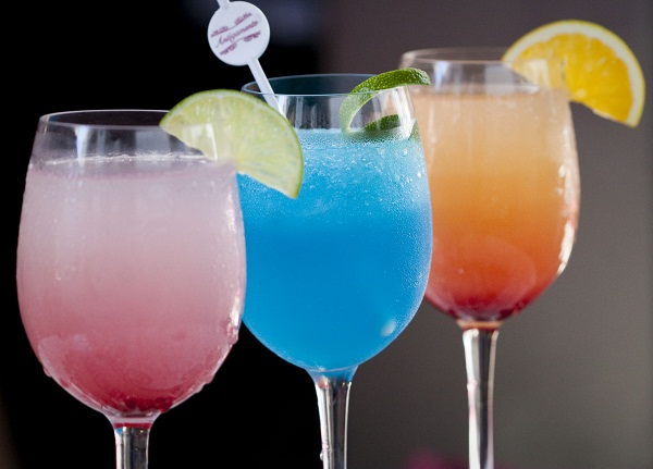 O trio de coquetéis autorais com ingredientes inusitados é lançamento da casa para o verão (R$ 15,00 cada). O primeiro, em tons degradé de rosa, é feito com limoncello, vodca, limão e grenadine, enquanto o segundo é preparado com tequila, curaçau e limão,<br>