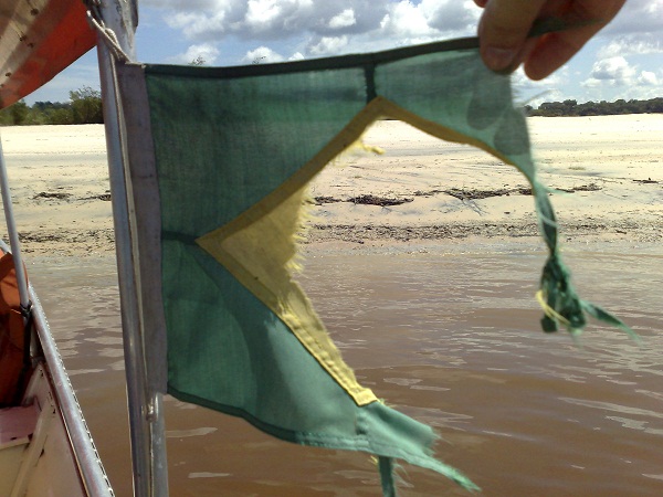 Bandeira arrombada, por Christian Caselli<br> Bandeira arrombada, por Christian Caselli<br>
