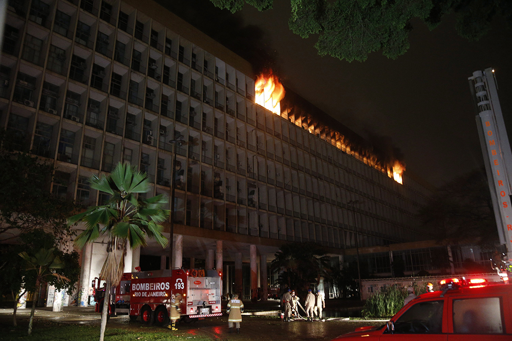 Um andar em chamas: acidentes como o do dia 3 trazem de volta o debate necessário sobre a preservação da UFRJ