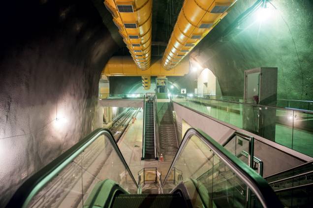 3) Estação de Metrô Parte da expansão da Linha 4 do Metrô, que ligará Ipanema à Barra, a estação já está com 83% da obra concluída e deve atender 61 000 pessoas por dia. Haverá três acessos de passageiros: nas Avenidas Niemeyer e Aquarela do rasil e na Estrada da Gávea. › Julho de 2016 3) Estação de Metrô Parte da expansão da Linha 4 do Metrô, que ligará Ipanema à Barra, a estação já está com 83% da obra concluída e deve atender 61 000 pessoas por dia. Haverá três acessos de passageiros: nas Avenidas Niemeyer e Aquarela do rasil e na Estrada da Gávea. › Julho de 2016