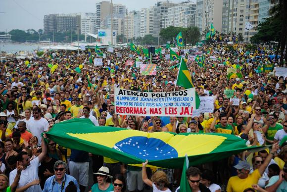 Manifestação no Rio de Janeiro reúne milhares de manifestantes na orla da Praia de Copacabana