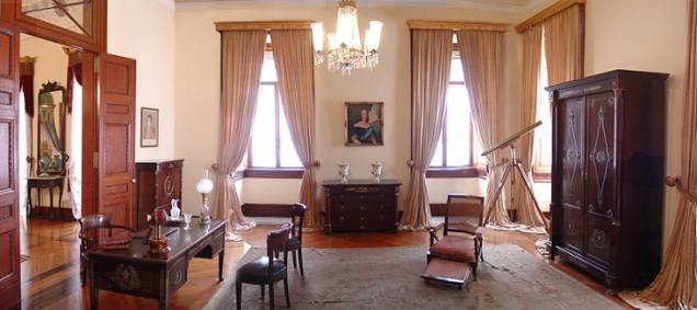 O interior conserva a mobília utilizada pela Família Imperial, como mostra o Gabinete de Estudos de D. Pedro II<br>