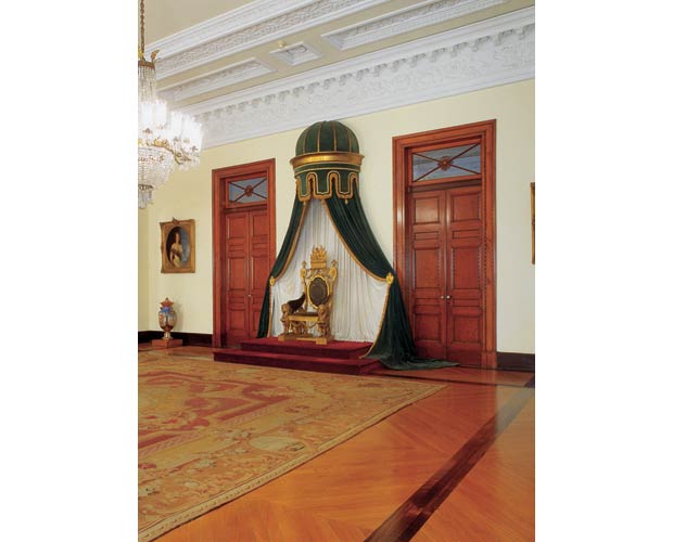 Ambiente mais importante do palacete, a Sala de Estado era utilizada pelo Imperador para receber visitas oficiais<br>