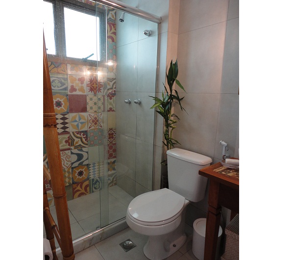 8 - O patchwork de azulejos antigos ou ladrilhos hidráulicos é muito usado em banheiros, cozinhas e varandas para deixar os ambientes mais charmosos e descolados.<br>