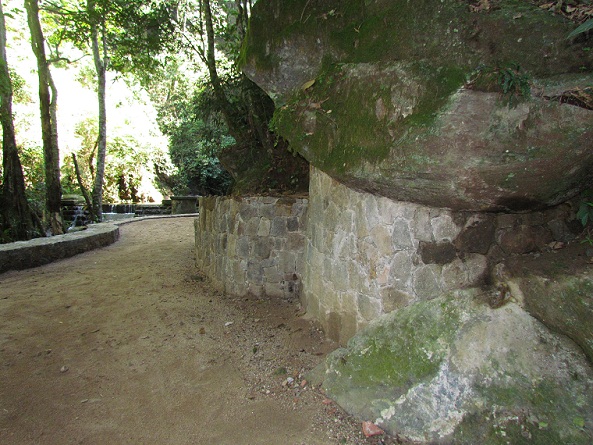 Novo muro de contenção dá estabilidade às rochas<br>
