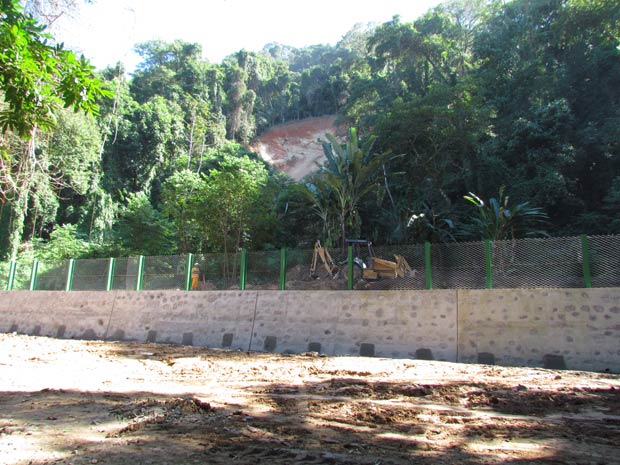 Um muro com 56 metros de comprimento protege a área de novos desabamentos<br>