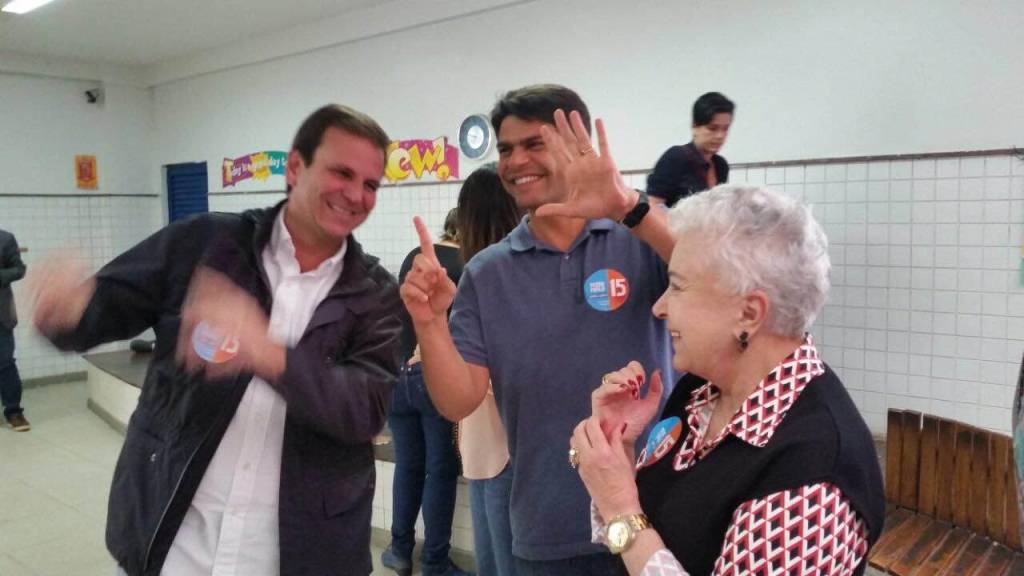 Eduardo Paes, Pedro Paulo e a candidata a vice Cidinha Campos na escola onde o candidato do PMDB votou, na Zona Oeste