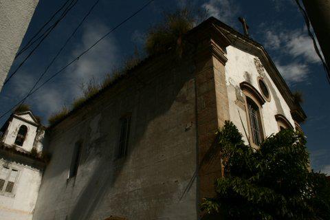 No telhado, fica evidente a falta de conservação da igreja, que pertence à Ordem Terceira de São Francisco<br>